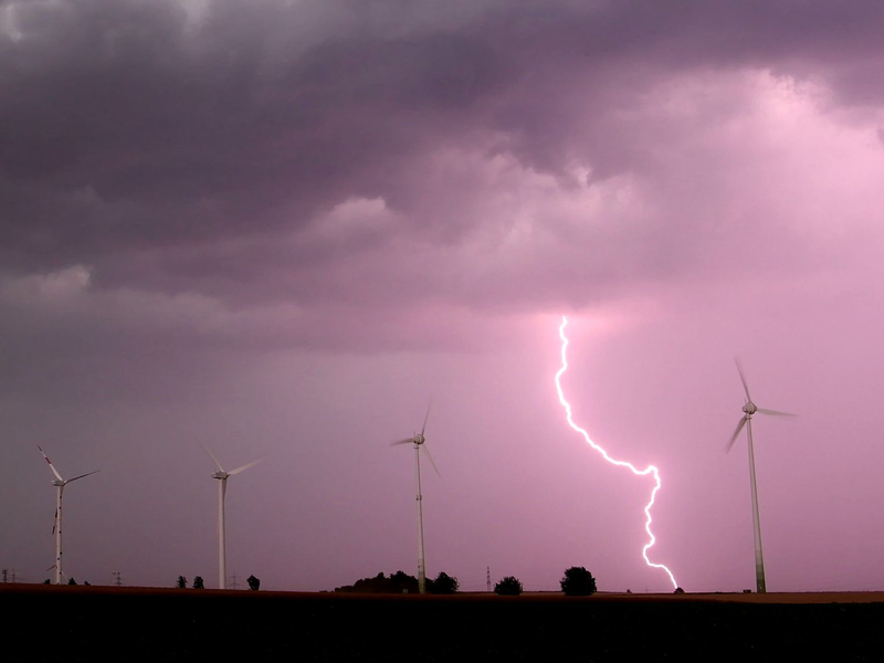 Unwetter mit Blitzen, Starkregen und Sturmböen können hohe Schäden verursachen (Symbolbild). - Foto: picture alliance / Julian Stratenschulte/dpa