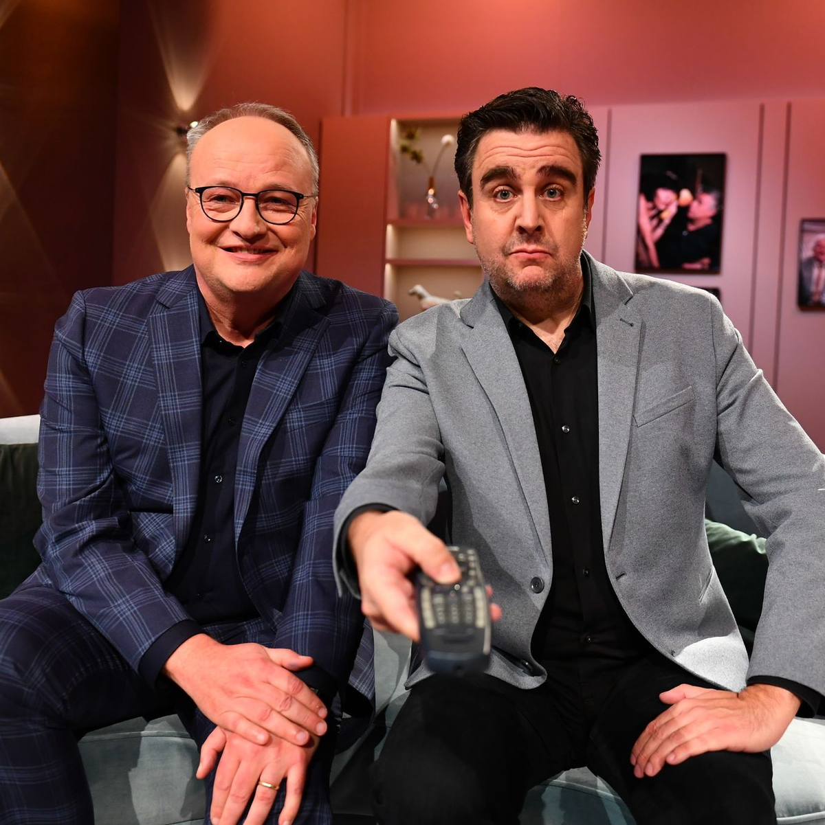 Oliver Welke (l) und Bastian Pastewka präsentieren 