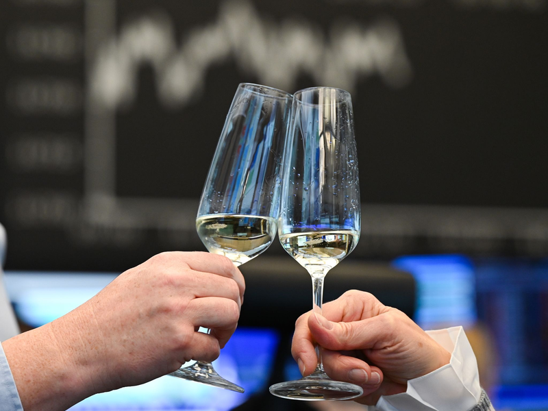 Allen Grund anzustoßen: Zwei Börsenhändler im Handelssaal der Frankfurter Börse. - Foto: Arne Dedert/dpa