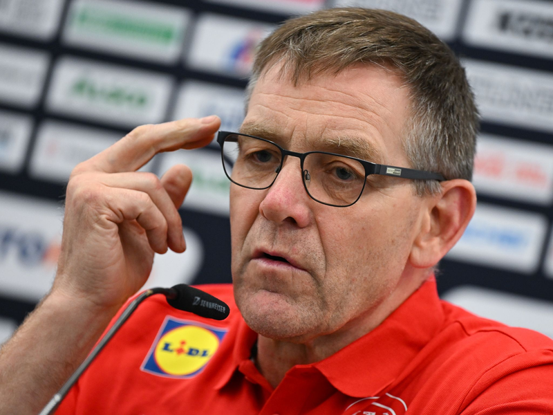Bundestrainer Alfred Gislason bereitet die deutschen Handballer auf die EM vor. - Foto: Arne Dedert/dpa