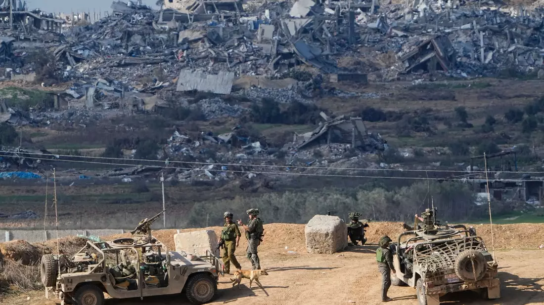 Israelische Soldaten beziehen in der Nähe der Grenze zum Gazastreifen Stellung. - Bild: Ariel Schalit/AP/dpa