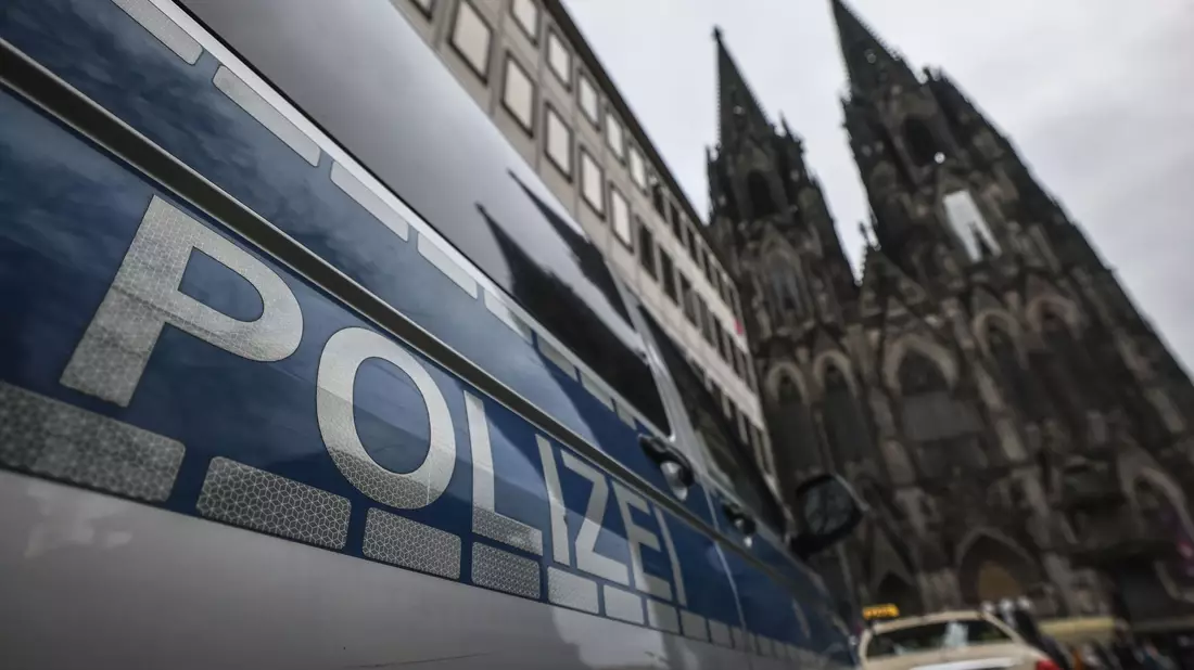 Ein Polizeifahrzeug steht vor dem Kölner Dom. Für den Jahreswechsel sei die Polizei gut aufgestellt, «für alles, was da kommen mag», sagt Einsatzleiter Martin Lotz. - Bild: Oliver Berg/dpa