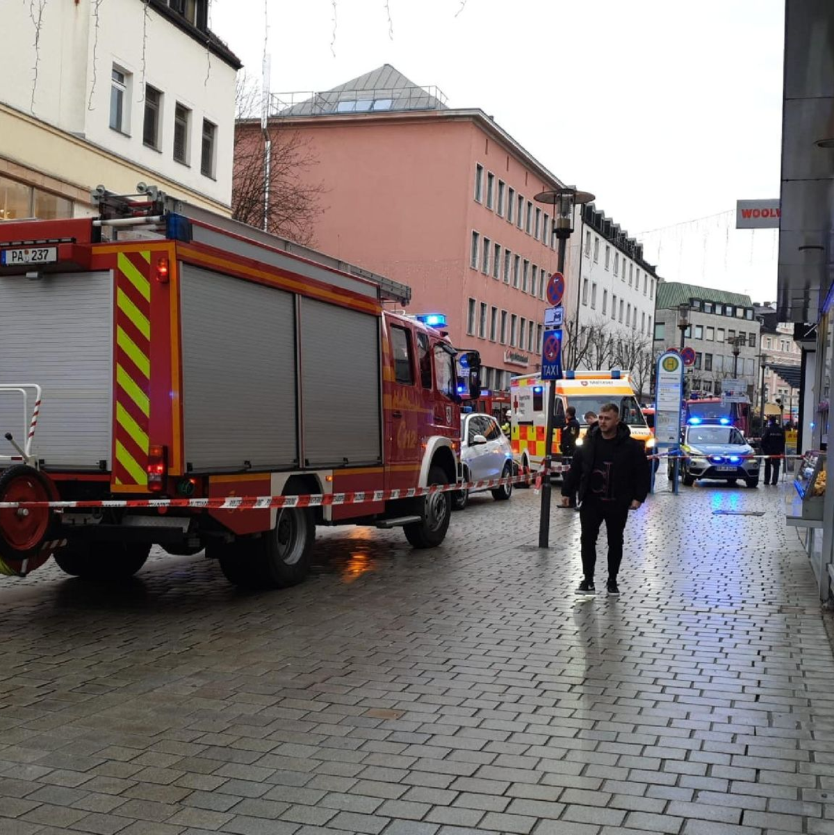 Einsatzkräfte von Feuerwehr und Rettungsdienst am Einsatzort in der Innenstadt von Passau. - Foto: -/Zema Medien/dpa