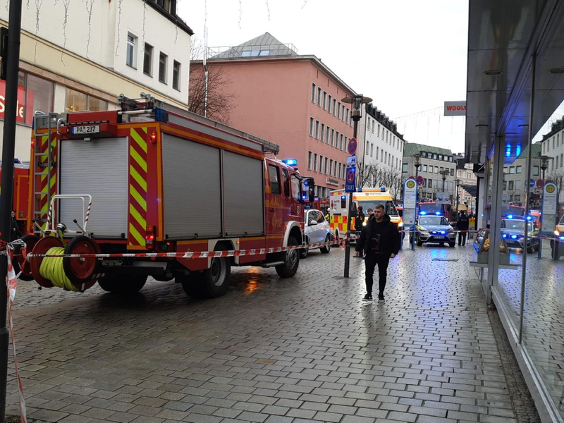 Einsatzkräfte von Feuerwehr und Rettungsdienst stehen am Freitag in der Innenstadt am Einsatzort. - Foto: -/Zema Medien/dpa
