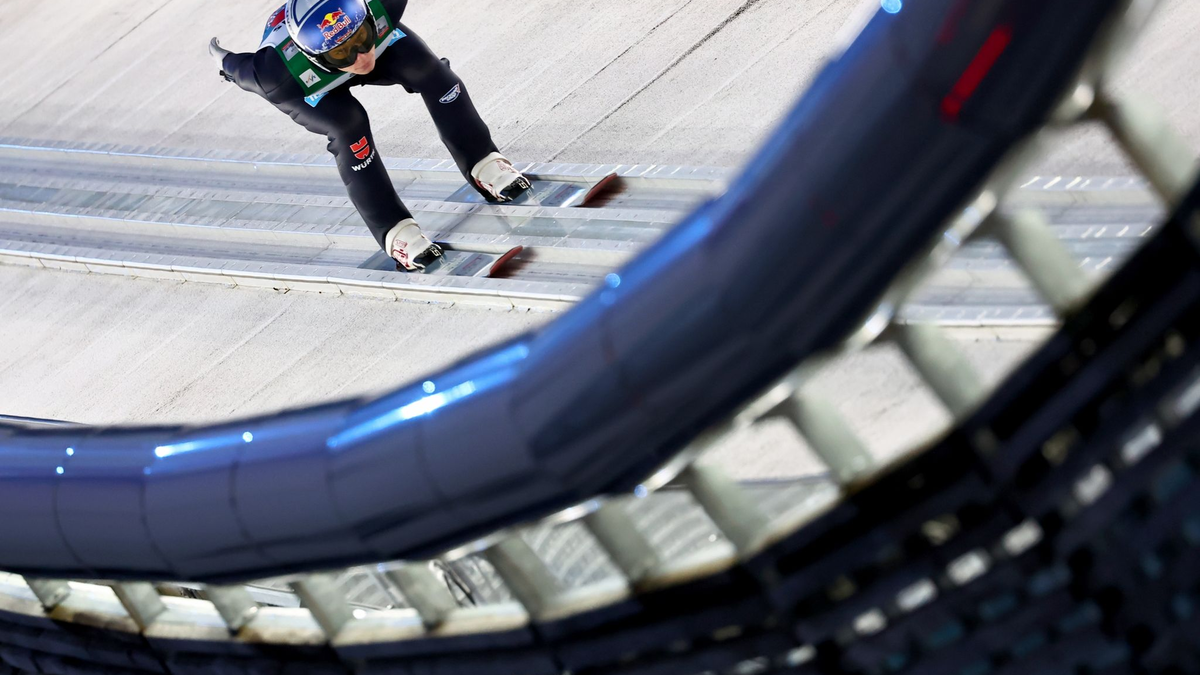 Liegt nach dem ersten Durchgang in Oberstdorf in Führung: Andreas Wellinger. - Foto: Daniel Karmann/dpa