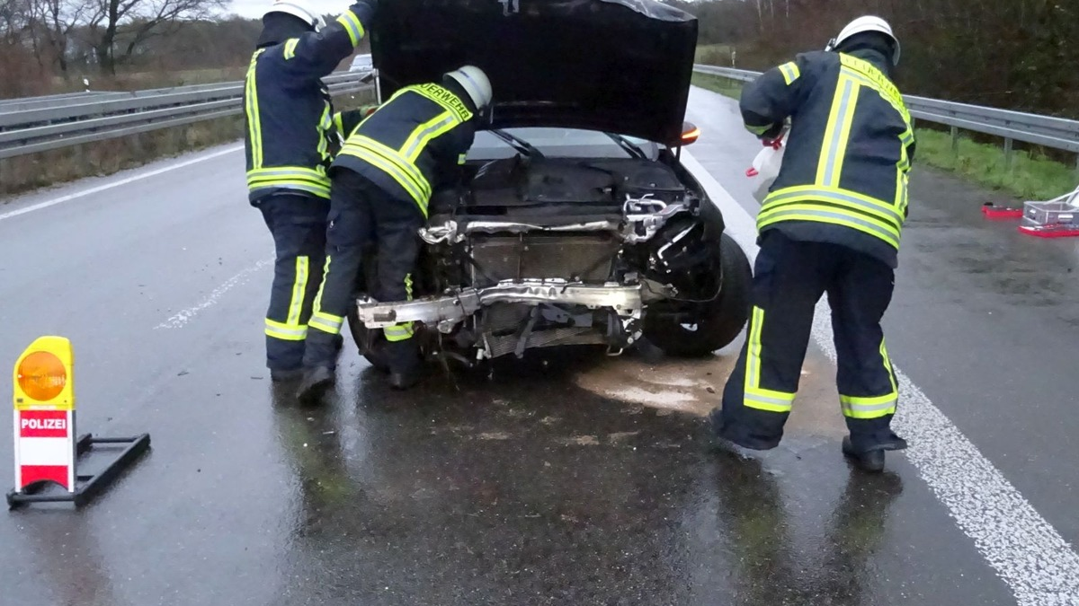 FW Sonsbeck: Ölspur und auslaufende Betriebsmittel - Foto: presseportal.de