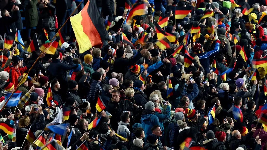 Rund 25.500 begeisterte Zuschauer kamen in die Arena am Schattenberg. - Bild: Daniel Karmann/dpa