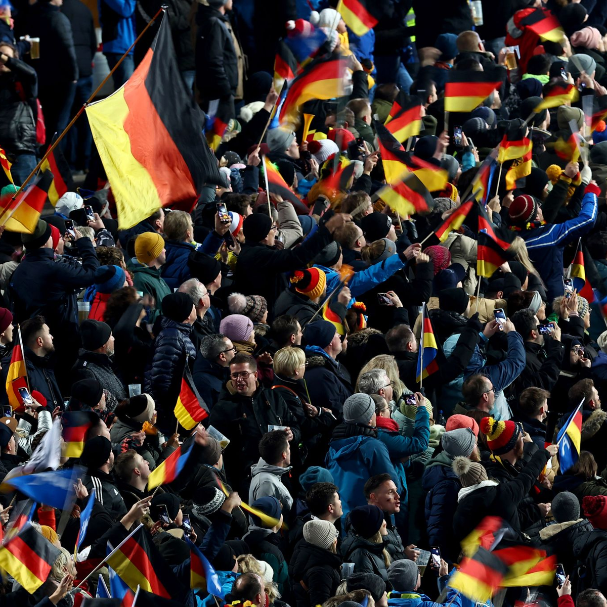 Rund 25.500 begeisterte Zuschauer kamen in die Arena am Schattenberg. - Foto: Daniel Karmann/dpa