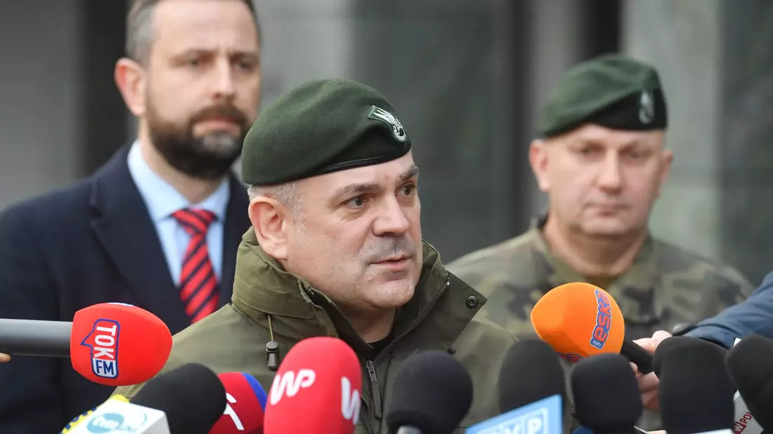 Polens Generalstabschef Wieslaw Kukula spricht in Warschau zu Journalisten über den Vorfall. - Bild: Uncredited/AP/dpa
