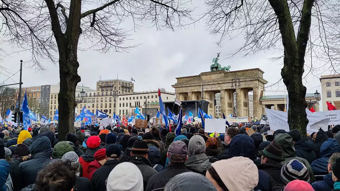 Demo gegen Waffenlieferungen am 25.02.2023 - Bild: über dts Nachrichtenagentur
