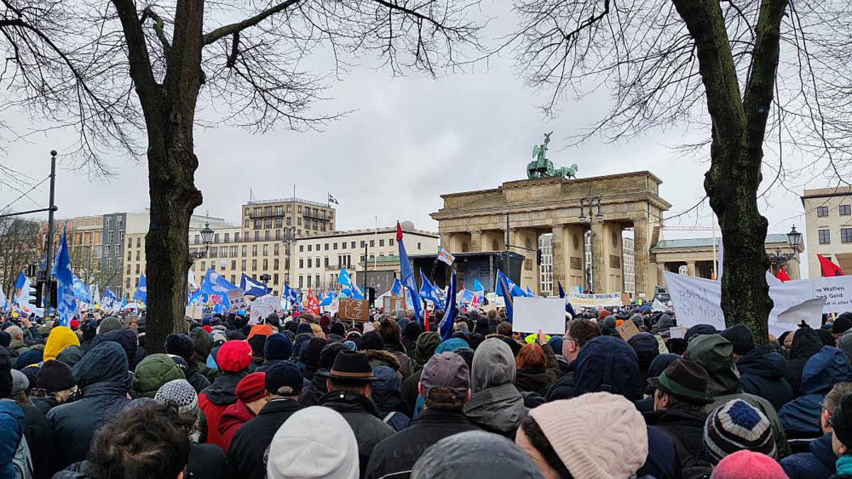 Demo gegen Waffenlieferungen im Februar 2023 in Berlin - Foto: über dts Nachrichtenagentur