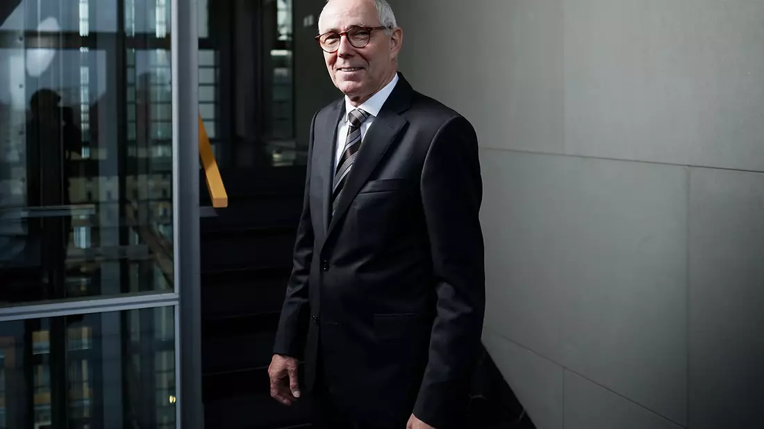 DIHK-Präsident Peter Adrian warnt vor einer zunehmenden Verlagerung von Produktion aus Deutschland ins Ausland. - Bild: Carsten Koall/dpa
