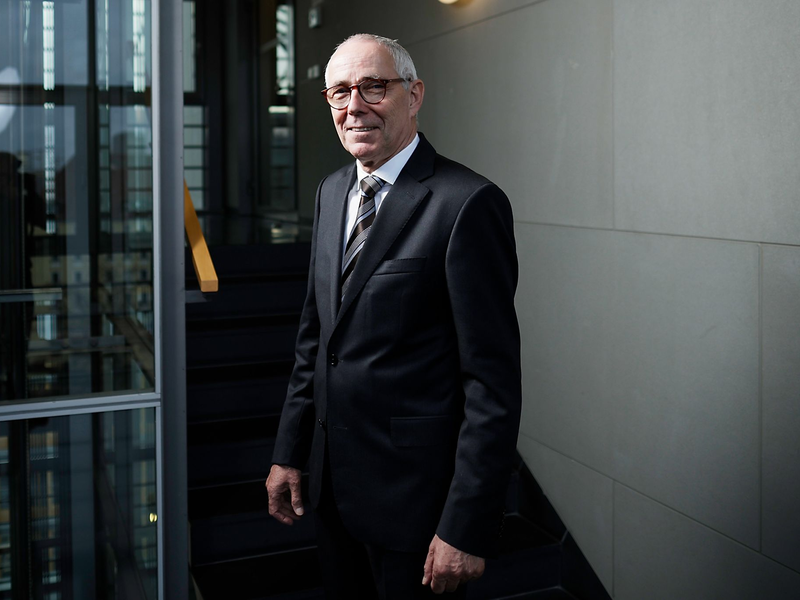 DIHK-Präsident Peter Adrian warnt vor einer zunehmenden Verlagerung von Produktion aus Deutschland ins Ausland. - Foto: Carsten Koall/dpa