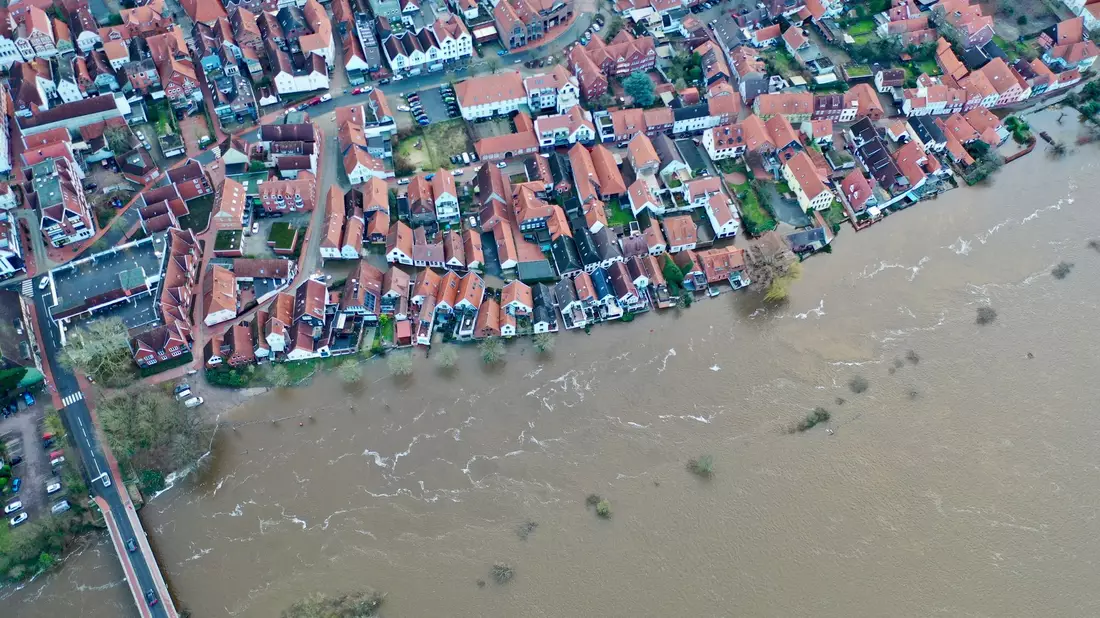 Blick auf die teilweise unter Wasser stehende Altstadt von Verden an der Aller. In weiten Teilen Niedersachsens bleibt die Hochwasserlage angespannt. - Bild: -/dpa