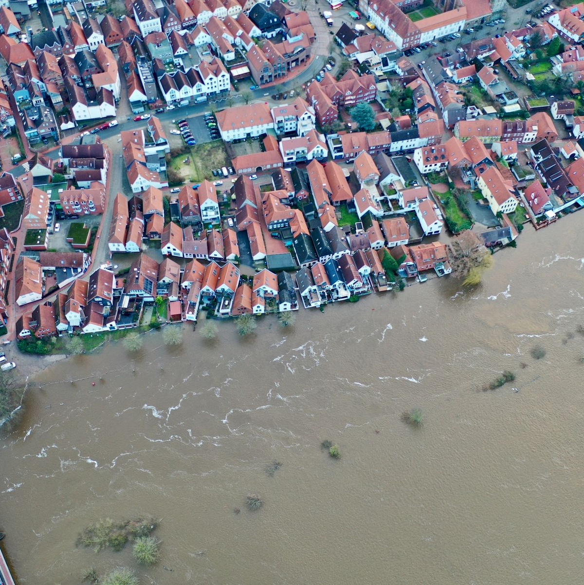 Blick auf die teilweise unter Wasser stehende Altstadt von Verden an der Aller. In weiten Teilen Niedersachsens bleibt die Hochwasserlage angespannt. - Foto: -/dpa