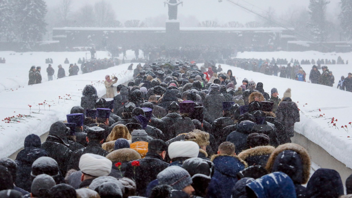 Auf dem Friedhof Piskarjowskoje in St.Petersburg sind Tote der Leningrader Blockade in Massengräbern beerdigt. - Foto: Dmitri Lovetsky/AP/dpa