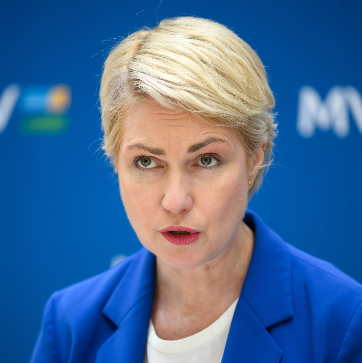 Da der Bundespräsident im Urlaub ist, hat Bundesratspräsidentin Manuela Schwesig das Cannabis-Gesetz unterzeichnet. - Foto: Bernd von Jutrczenka/dpa