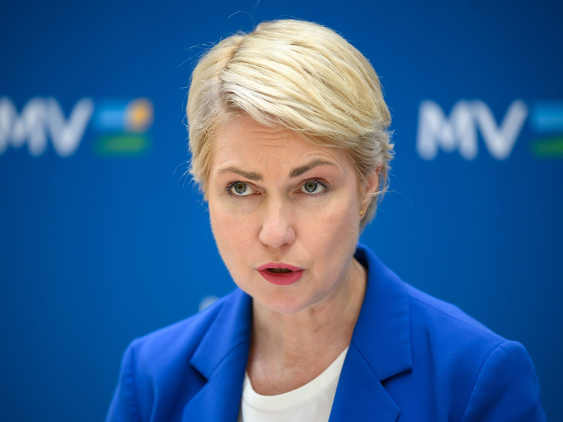 Da der Bundespräsident im Urlaub ist, hat Bundesratspräsidentin Manuela Schwesig das Cannabis-Gesetz unterzeichnet. - Foto: Bernd von Jutrczenka/dpa