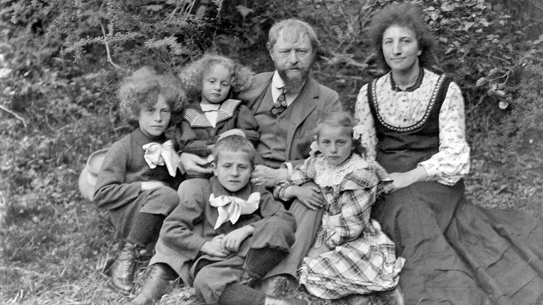 Giovanni Giacometti (3.v.r.) und Annetta Giacometti (r) mit ihren vier Kindern auf einem Archivbild von 1909 aus dem Dokumentarfilm  Die Giacomettis. - Bild: Andrea Garbald/Arsenalfilm/dpa