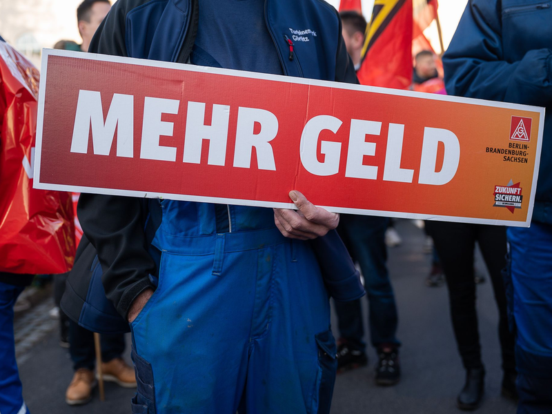 Die Gewerkschaften ringen um kürzere Arbeitszeiten und deutlich mehr Geld. - Foto: Paul Glaser/dpa-Zentralbild/dpa