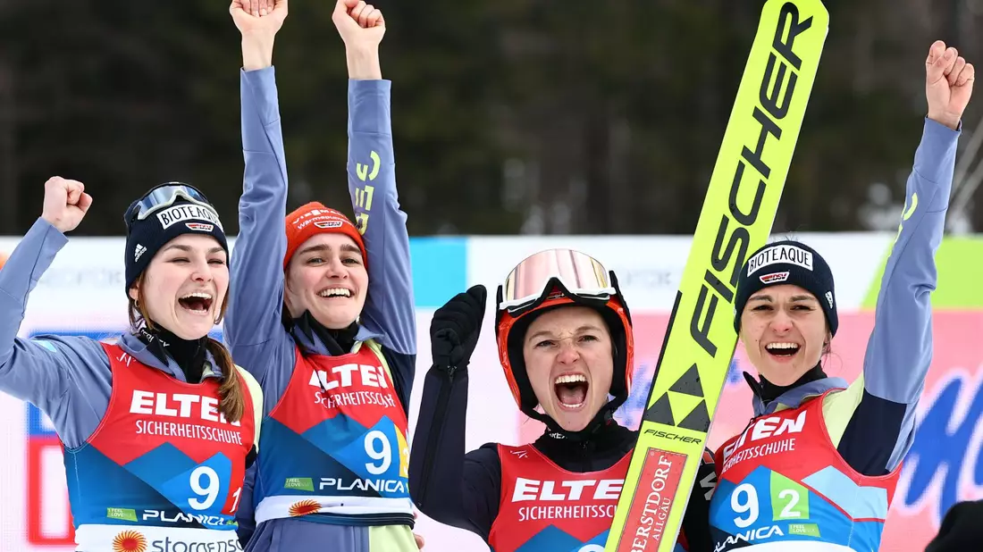Die Skispringerinnen hoffen, dass bald eine Vierschanzentournee eingeführt wird. - Bild: Daniel Karmann/dpa