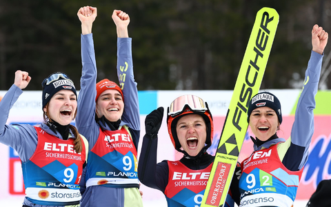 Die Skispringerinnen hoffen, dass bald eine Vierschanzentournee eingeführt wird. - Foto: Daniel Karmann/dpa Die Skispringerinnen hoffen, dass bald eine Vierschanzentournee eingeführt wird. - Foto: Daniel Karmann/dpa