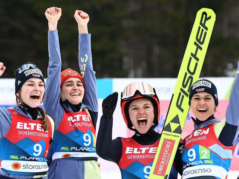 Die Skispringerinnen hoffen, dass bald eine Vierschanzentournee eingeführt wird. - Foto: Daniel Karmann/dpa
