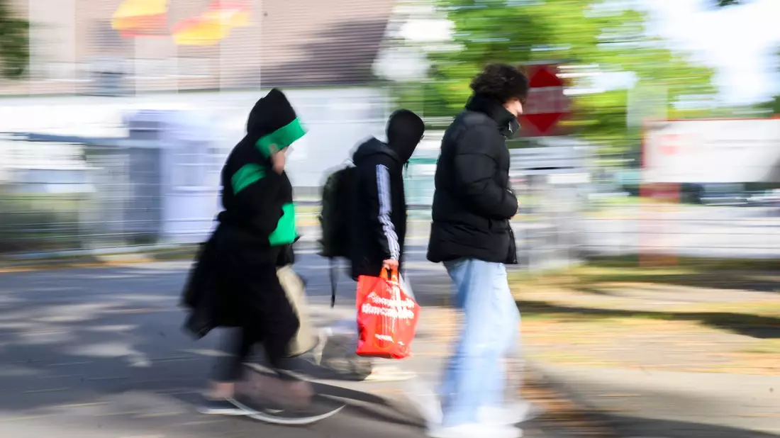 Geflüchtete gehen zu einer Landesaufnahmebehörde. Von Januar bis November 2023 haben in Deutschland rund 305.000 Menschen erstmals einen Asylantrag gestellt. - Bild: Julian Stratenschulte/dpa