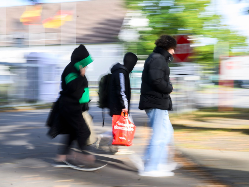 Geflüchtete gehen zu einer Landesaufnahmebehörde. Von Januar bis November 2023 haben in Deutschland rund 305.000 Menschen erstmals einen Asylantrag gestellt. - Foto: Julian Stratenschulte/dpa