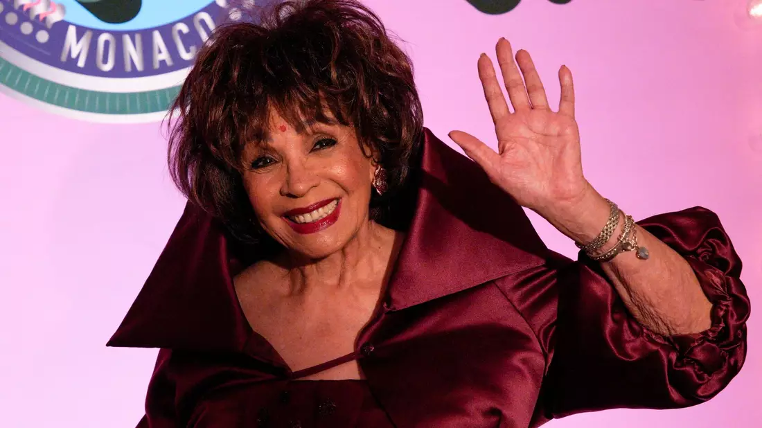 Die walisische Sängerin Shirley Bassey  wird für ihre Verdienste um die Musik zum Companion of Honour ernannt. - Bild: Daniel Cole/AP Pool/dpa
