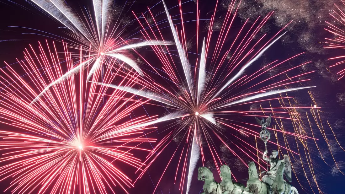 Am Brandenburger Tor findet wieder die traditionelle Silvesterparty statt. (Archivbild) - Bild: Ralf Hirschberger/dpa