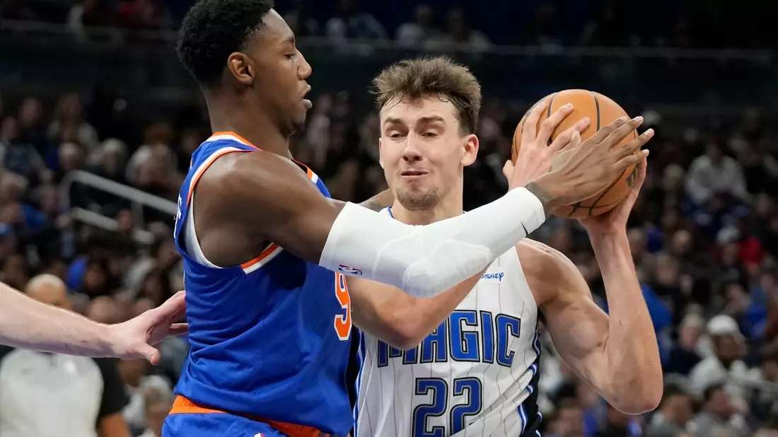 Franz Wagner (r) zieht gegen Knicks-Guard RJ Barrett zum Korb. - Bild: John Raoux/AP