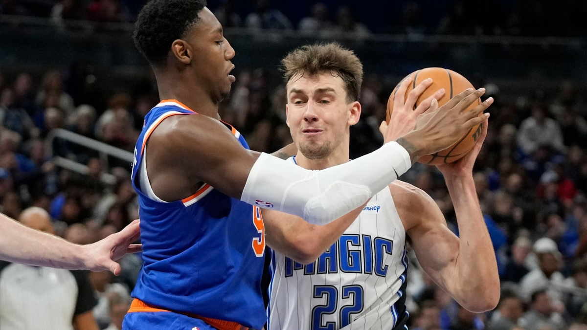 Franz Wagner (r) zieht gegen Knicks-Guard RJ Barrett zum Korb. - Foto: John Raoux/AP
