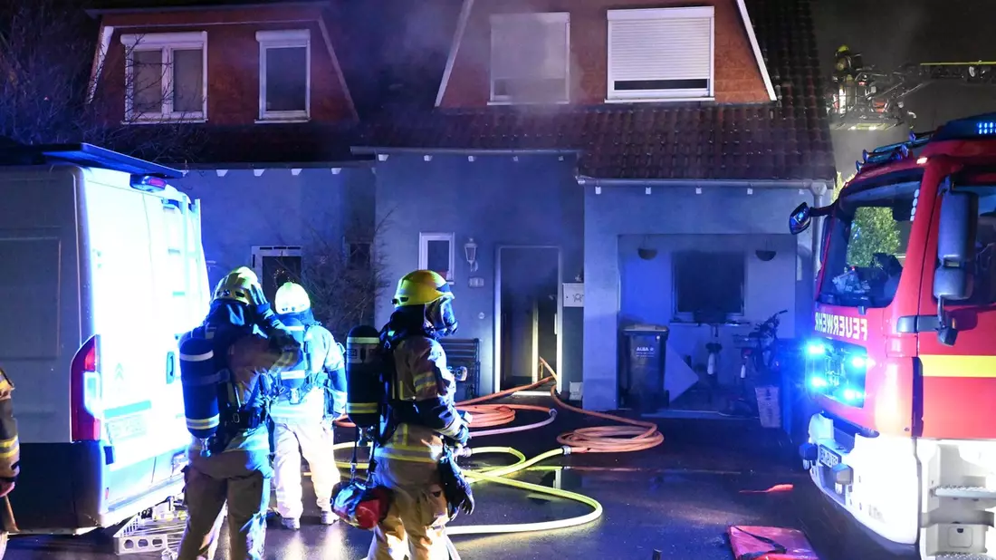 FW Pulheim: Feuer in Einfamilienhaus - zwei Schwerverletzte - Bild: presseportal.de