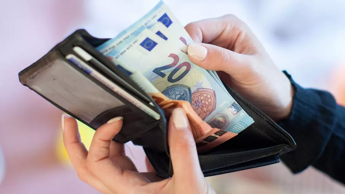Zahlreiche Wirtschaftsforschungsinstitute rechnen 2024 mit einer deutlichen Abschwächung der Inflation. (Illustration) - Bild: Christin Klose/dpa