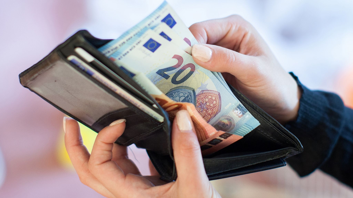 Zahlreiche Wirtschaftsforschungsinstitute rechnen 2024 mit einer deutlichen Abschwächung der Inflation. (Illustration) - Foto: Christin Klose/dpa