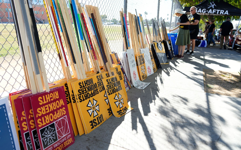 Der Streik in Hollywood hatte die Produktion in der gesamten Branche fast vier Monate lang lahmgelegt. - Foto: Chris Pizzello/Invision/AP/dpa