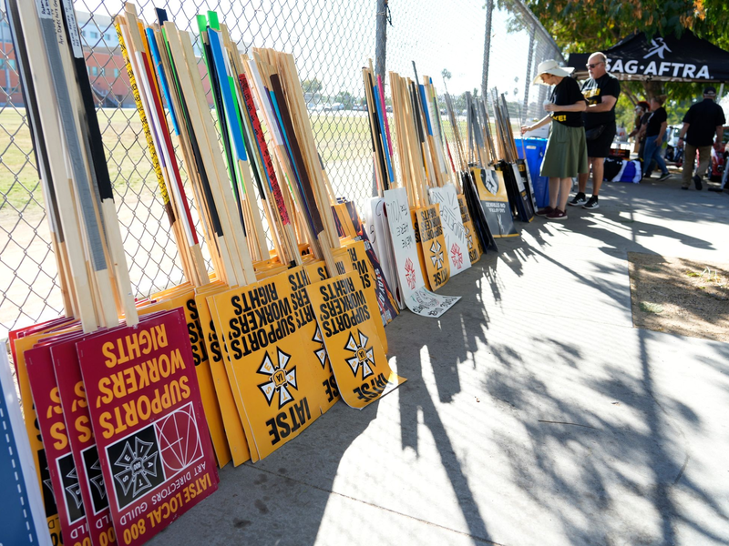 Der Streik in Hollywood hatte die Produktion in der gesamten Branche fast vier Monate lang lahmgelegt. - Foto: Chris Pizzello/Invision/AP/dpa