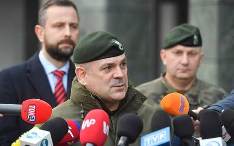 Der Generalstabschef von Polen, Wieslaw Kukula (M), spricht zu Journalisten. - Foto: Uncredited/AP/dpa