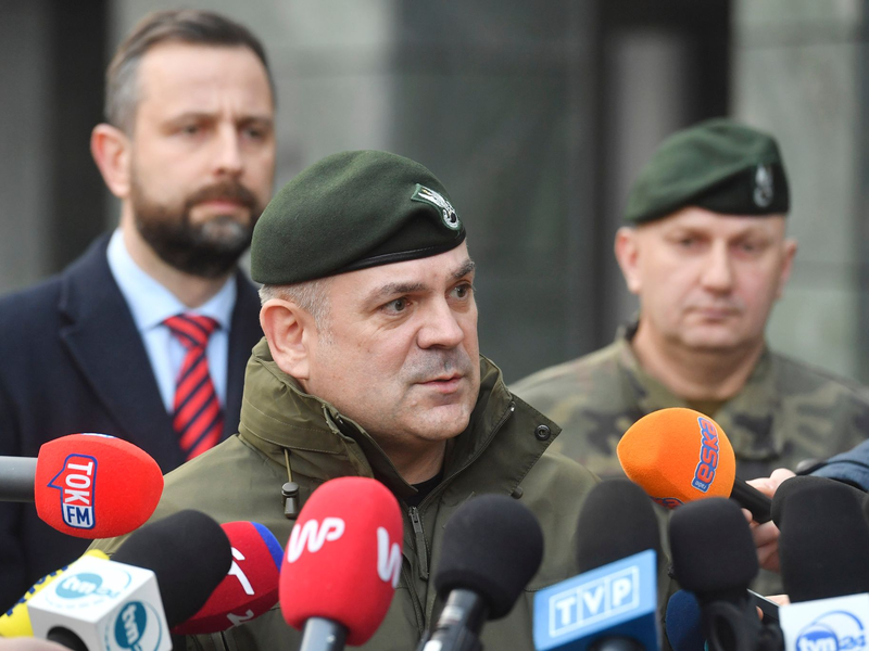 Der Generalstabschef von Polen, Wieslaw Kukula (M), spricht zu Journalisten. - Foto: Uncredited/AP/dpa