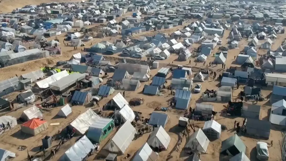 Geflüchtete leben in Zelten in der Stadt Rafah nahe der Grenze zwischen dem Gazastreifen und Ägypten. - Bild: Uncredited/AP/dpa