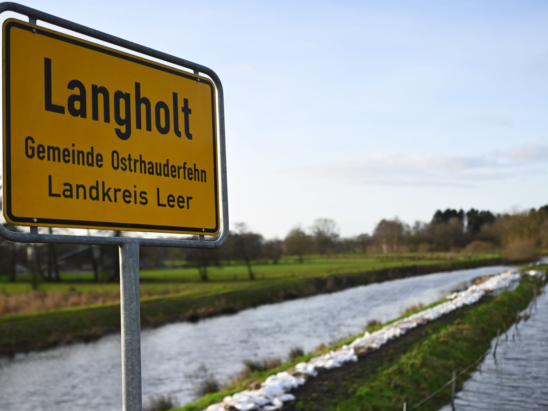 In den derzeitigen Hochwasser-Gebieten sind auch zahlreiche ehrenamtliche Helfer vom DRK im Einsatz. - Foto: Lars Penning/dpa