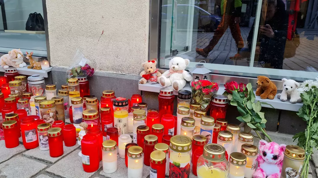 Ein Lastwagen hat am Freitag im niederbayerischen Passau mehrere Fußgänger erfasst und dabei eine Mutter und ihre elfjährige Tochter getötet. - Bild: -/Zema Medien/dpa