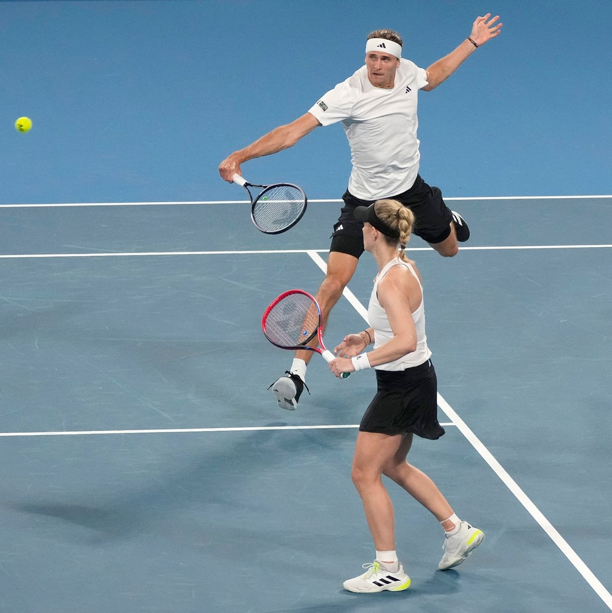 Angelique Kerber und Alexander Zverev gewannen das Doppel gegen Italien. - Foto: Rick Rycroft/AP/dpa