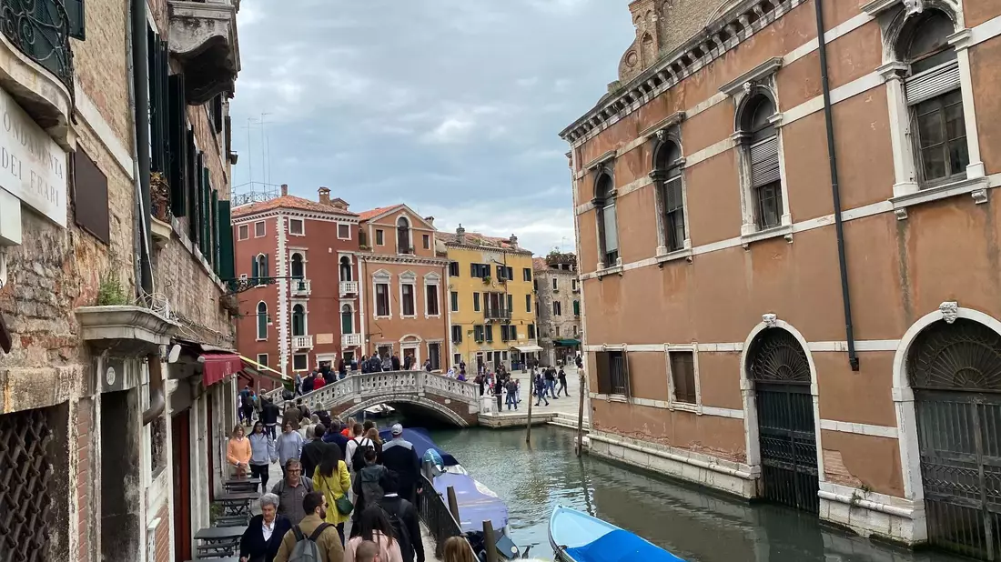 Die Stadt Venedig verbietet künftig von Reiseführern begleitete Touristengruppen mit mehr als 25 Menschen den Zutritt. - Bild: Robert Messer/dpa