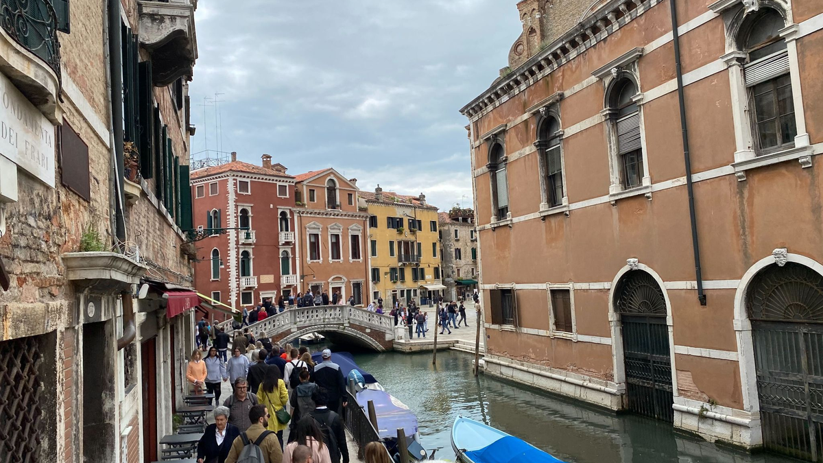 Die Stadt Venedig verbietet künftig von Reiseführern begleitete Touristengruppen mit mehr als 25 Menschen den Zutritt. - Foto: Robert Messer/dpa
