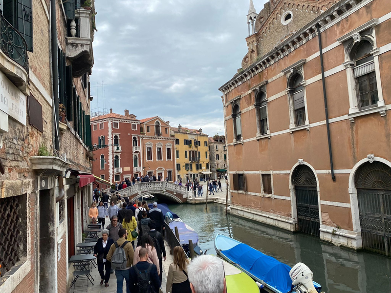 Die Stadt Venedig verbietet künftig von Reiseführern begleitete Touristengruppen mit mehr als 25 Menschen den Zutritt. - Foto: Robert Messer/dpa