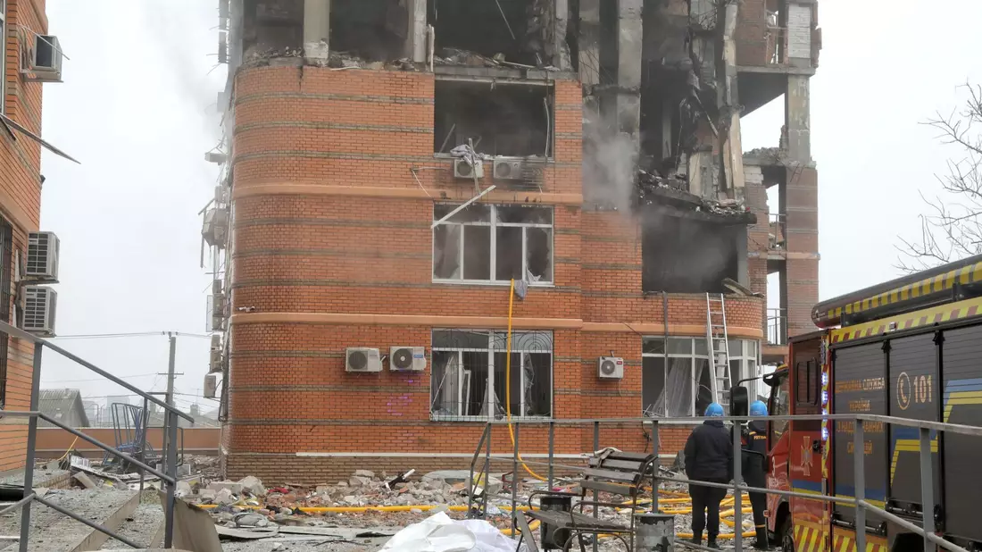 Ein stark beschädigtes Wohnhaus in Odessa. - Bild: Uncredited/Ukrinform/dpa