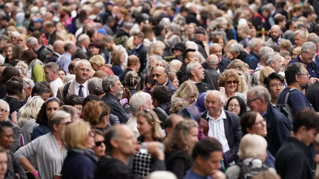 Mehr als 8 Milliarden Menschen leben derzeit auf der Erde. - Bild: Victoria Jones/PA Wire/dpa