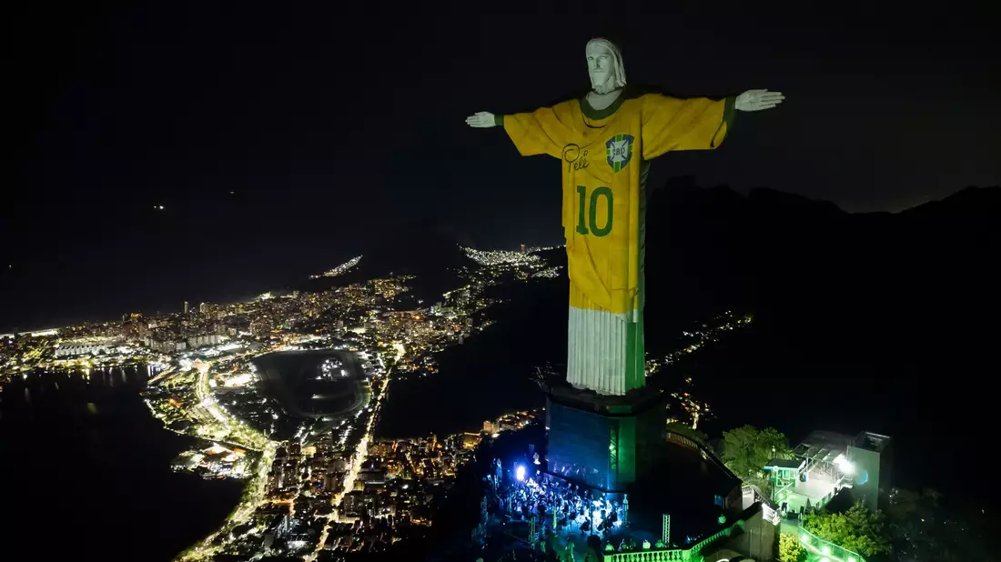 In Rio wird zu Ehren von Pelé die Christusstatue mit einem Trikot beleuchtet. - Bild: Bruna Prado/AP